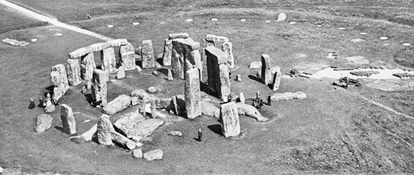 Aerial photograph of Stonehenge taken on 10 July 1924. The restoration work has ended, but Colonel Hawley’s excavations are continuing on the south-east side of the monument.  Aerial photograph of Stonehenge taken on 10 July 1924. The restoration work has ended, but Colonel Hawley’s excavations are continuing on the south-east side of the monument.