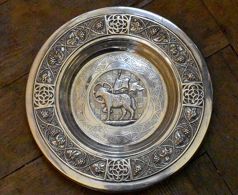 Communion plate Communion plate